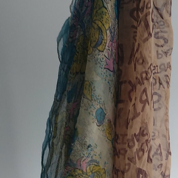 Woman's scarves some polyester some silk - Picture 3 of 5